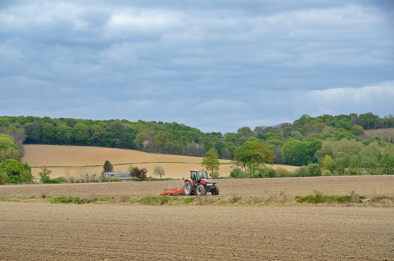 traktor na njivi Obvestilo glede občinskega razpisa za kmetijstvo 