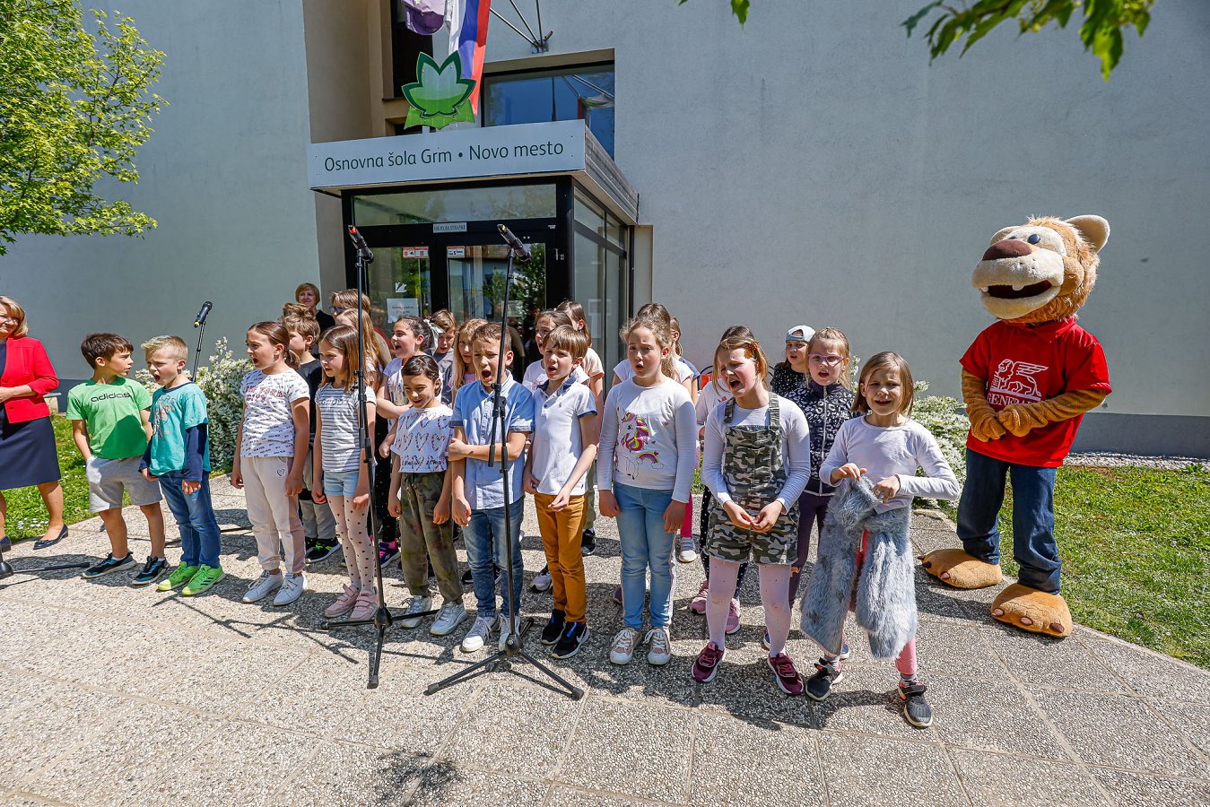 Nastop skupine otrok pred OŠ Grm