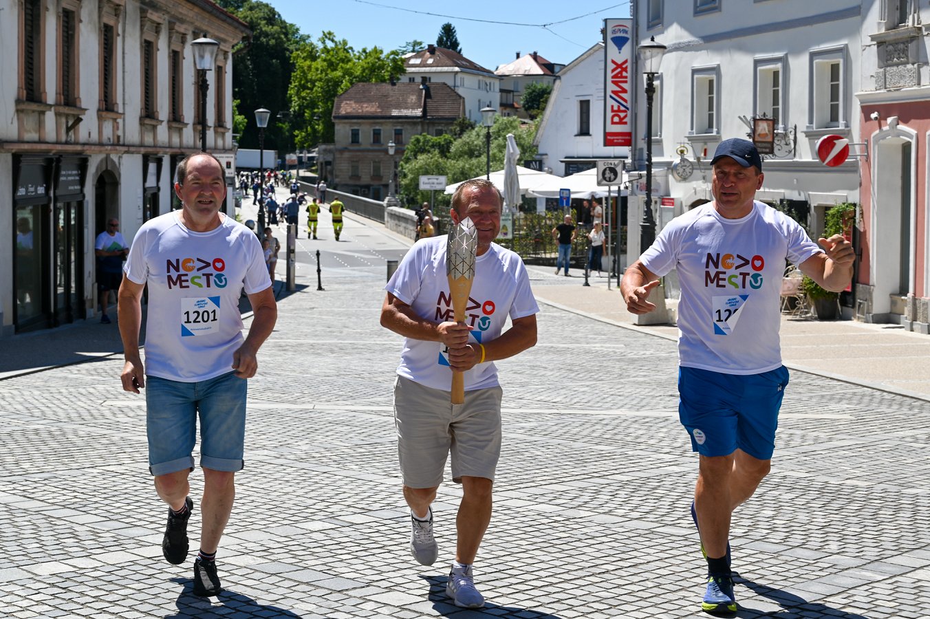 Olimpijci z baklo na Glavnem trgu