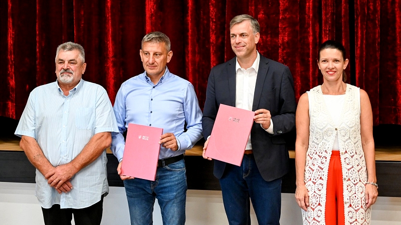Podpisnika pogodbe, predsednik KS Gabrje Slavko Matko in ravnateljica OŠ Brusnice Jasmina Hidek