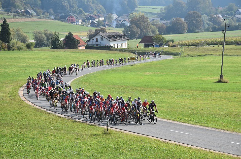 Kolesarji na maratonu Po dolini reke Krke