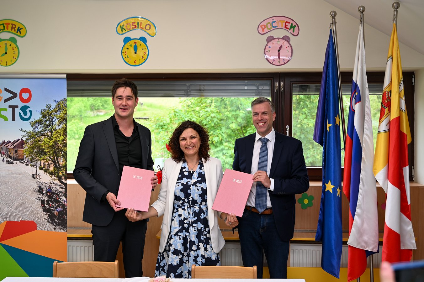 Župan Gregor Macedoni, direktor Marko Jarnević in ravnateljica Jožica Zec po podpisu pogodbe Začenja se gradnja prizidka k vrtcu Labod