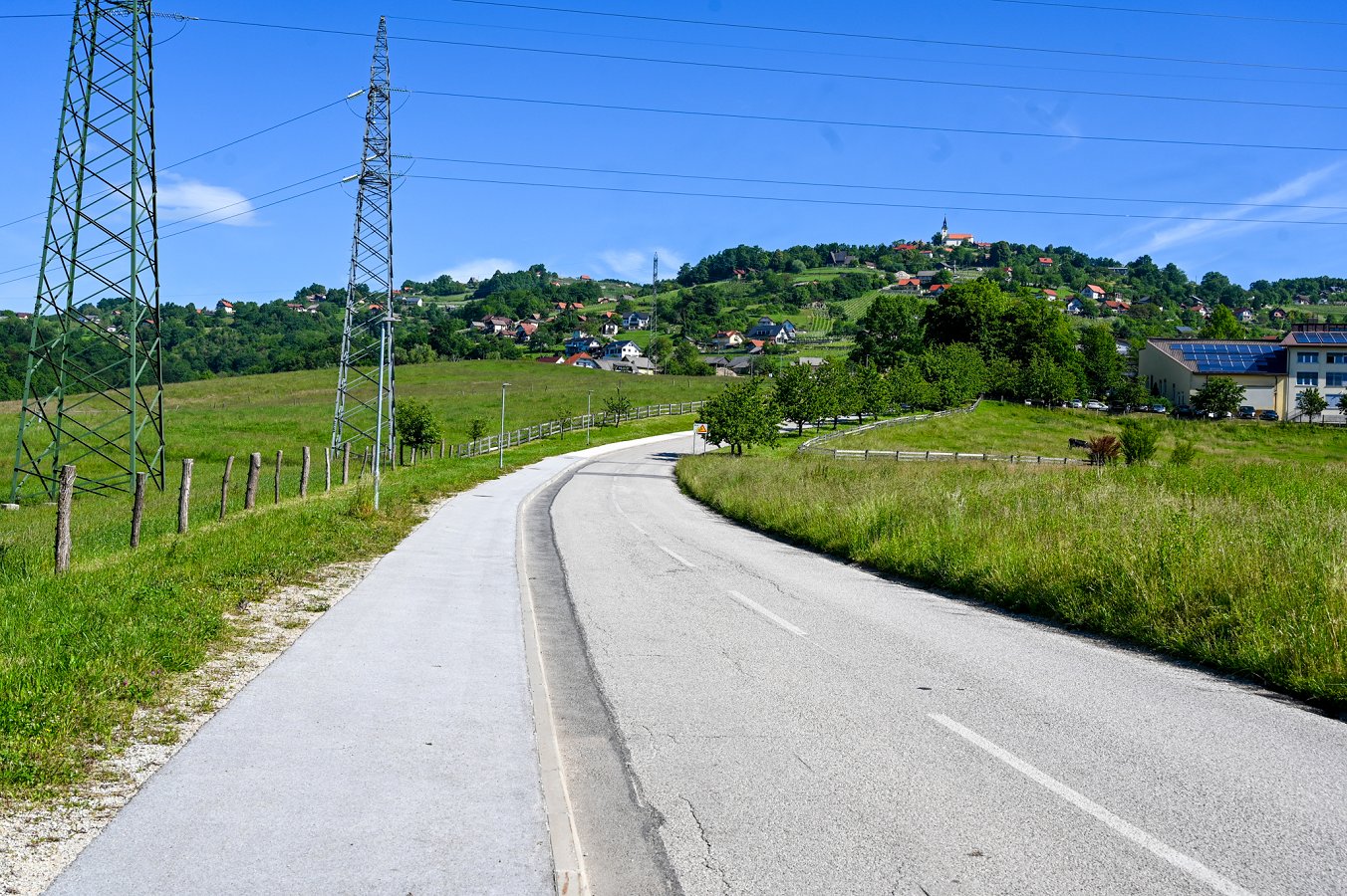 obstoječe stanje ceste Začetek gradnje nove kolesarske povezave proti Trški gori