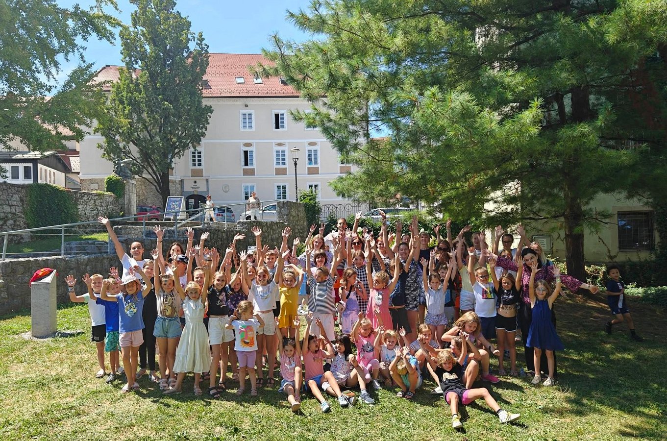 otroci na ustvarjalnih delavnicah Otroški svet – kjer nastajajo novi izdelki in nova prijateljstva