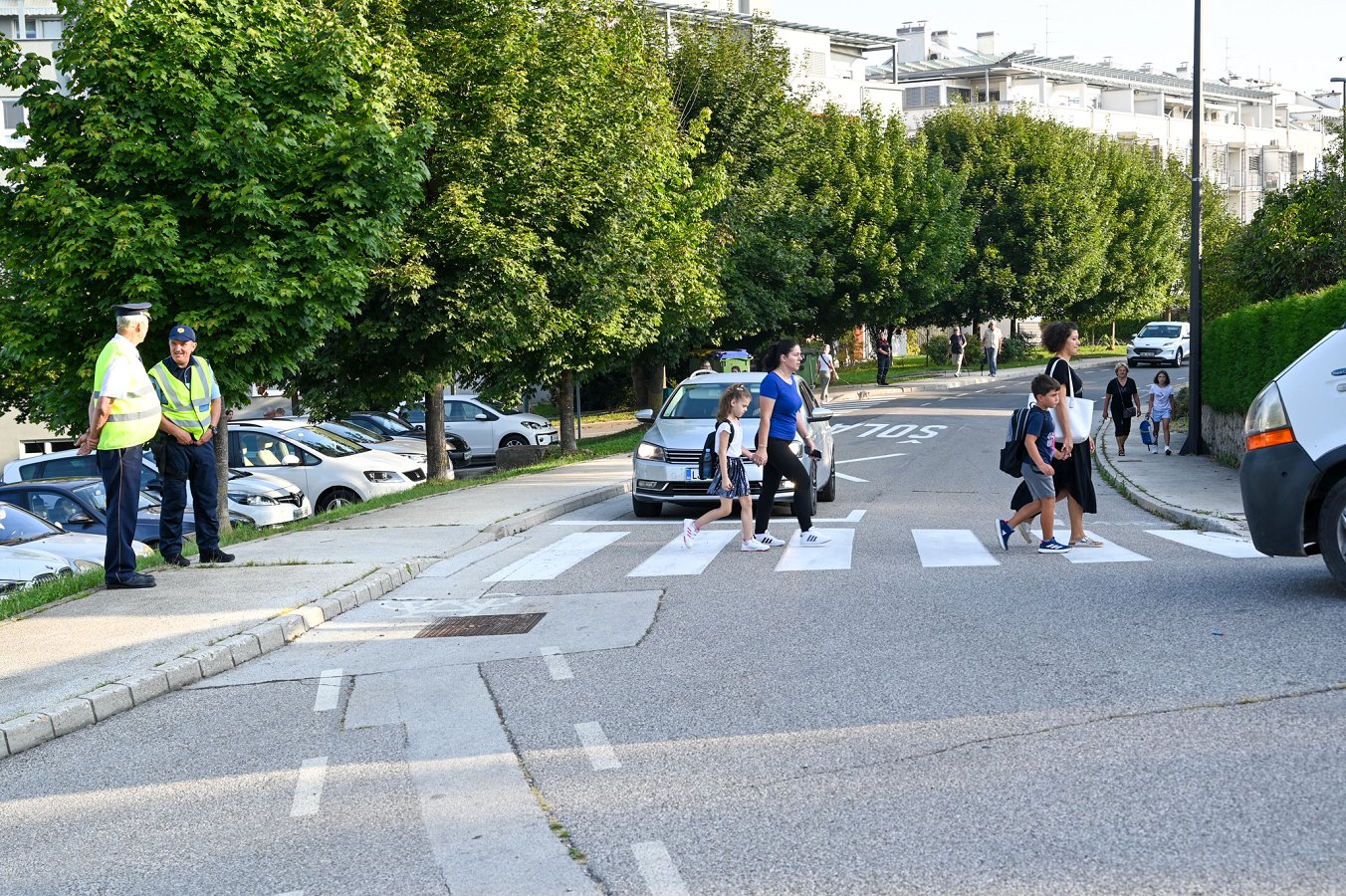 učenci na poti v šolo