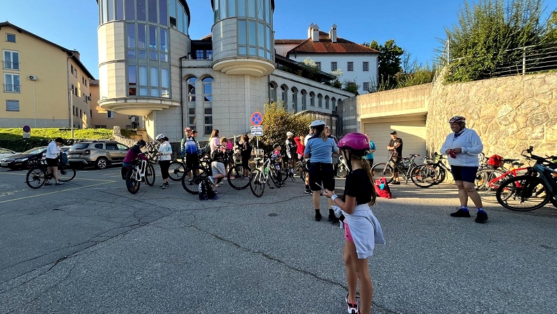 Jutranji zbor udeležencev pred knjižnico