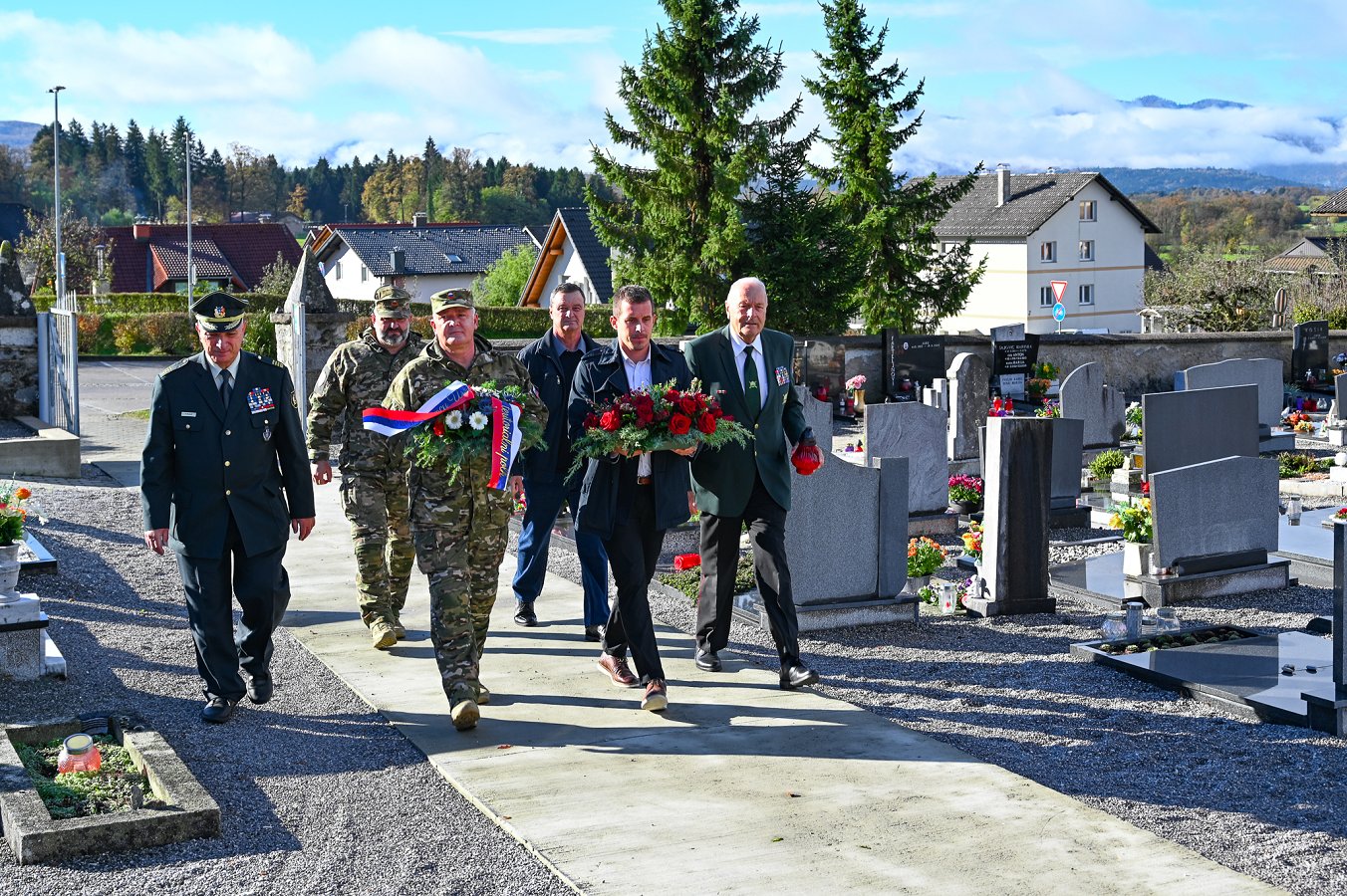 Podžupan v roki drži ikebano