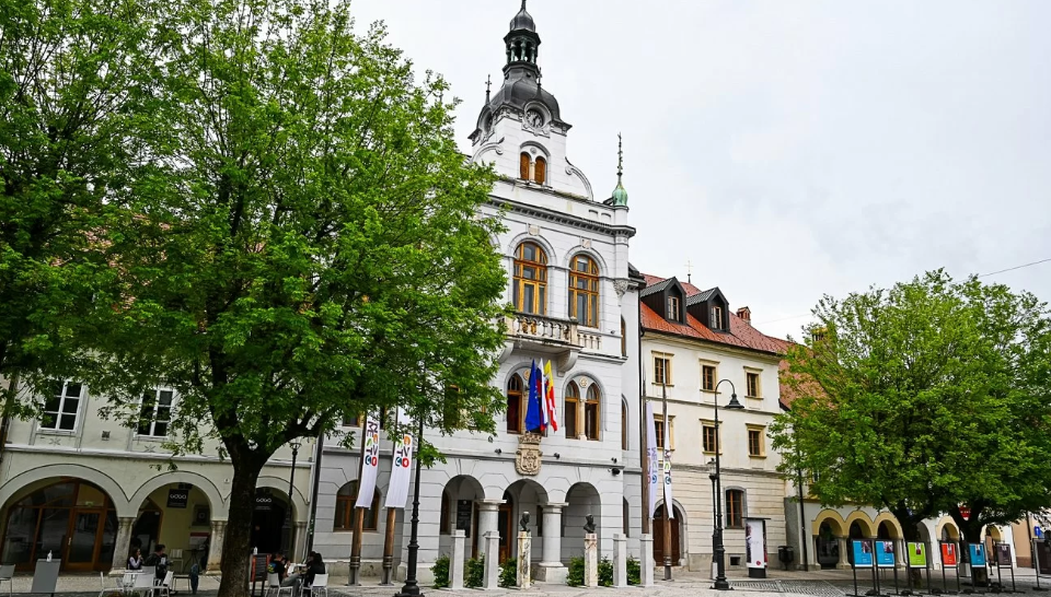 rotovž Po napadu na občana izredna seja občinskega sveta, nanjo vabljeni predstavniki države
