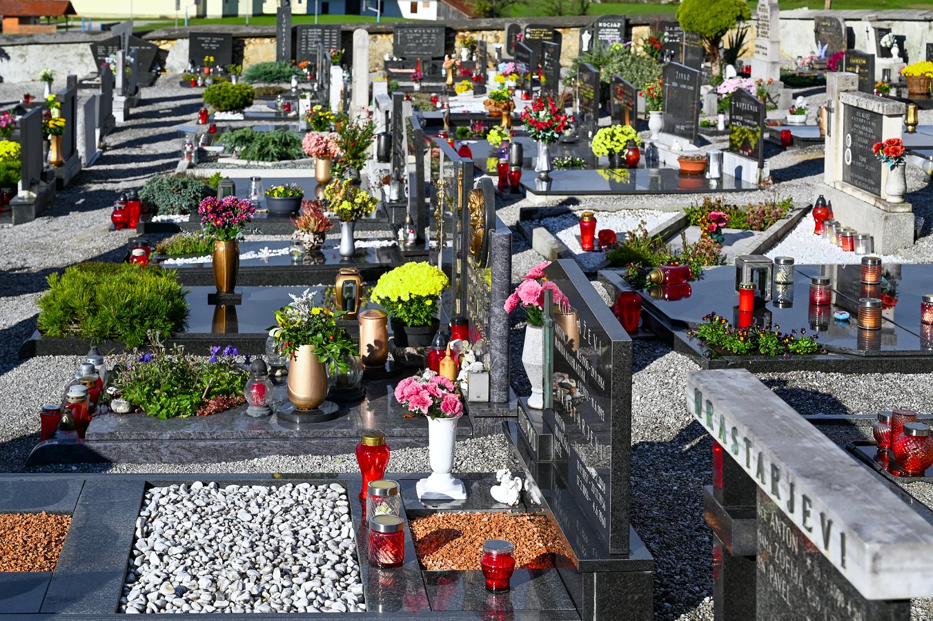 pokopališče Spominske slovesnosti ob dnevu spomina na mrtve in brezplačen avtobusni prevoz do pokopališč