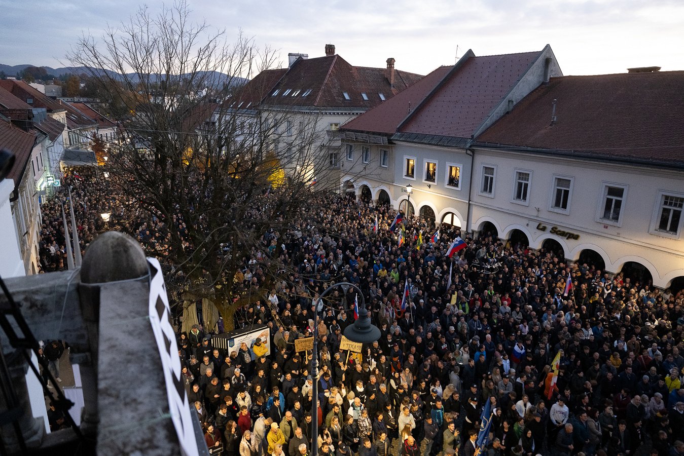 zbrana množica na protestnem shodu Množica podprla zahteve lokalnih skupnosti po izboljšanju varnosti
