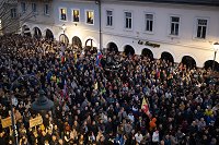 množica na protestnem shodu