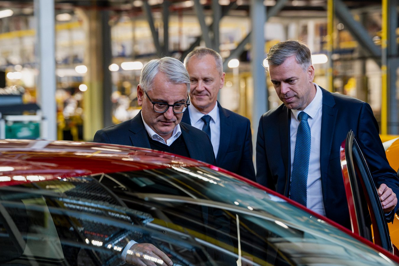 Župan gregor Macedoni, minister Matjaž Han in direktor Revoza Jože Bele