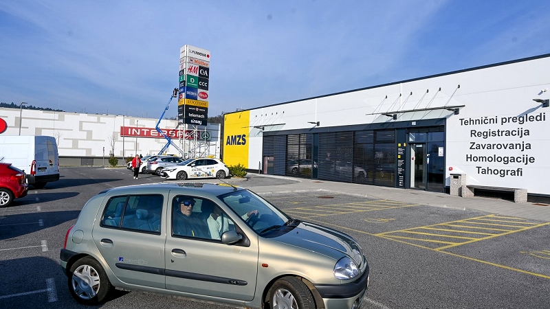 voznik z instruktorjem v avtomobilu 