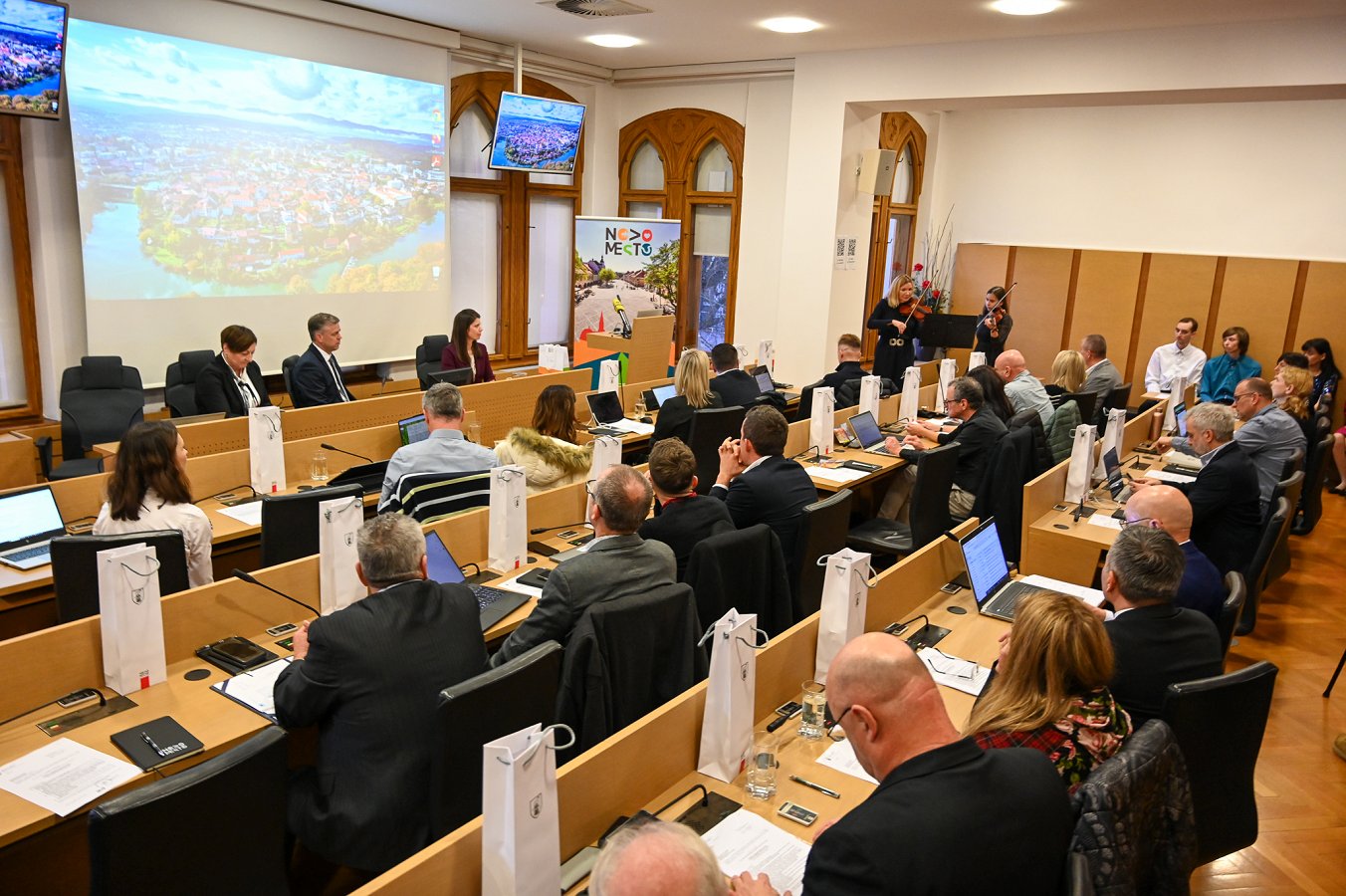 26. redna seja Občinskega sveta Občina podelila štipendije, nadaljnja podpora razvoju in ohranjanju avtomobilske industrije v Novem mestu  