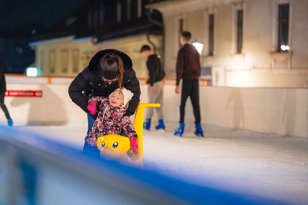 ljudje na drsališču