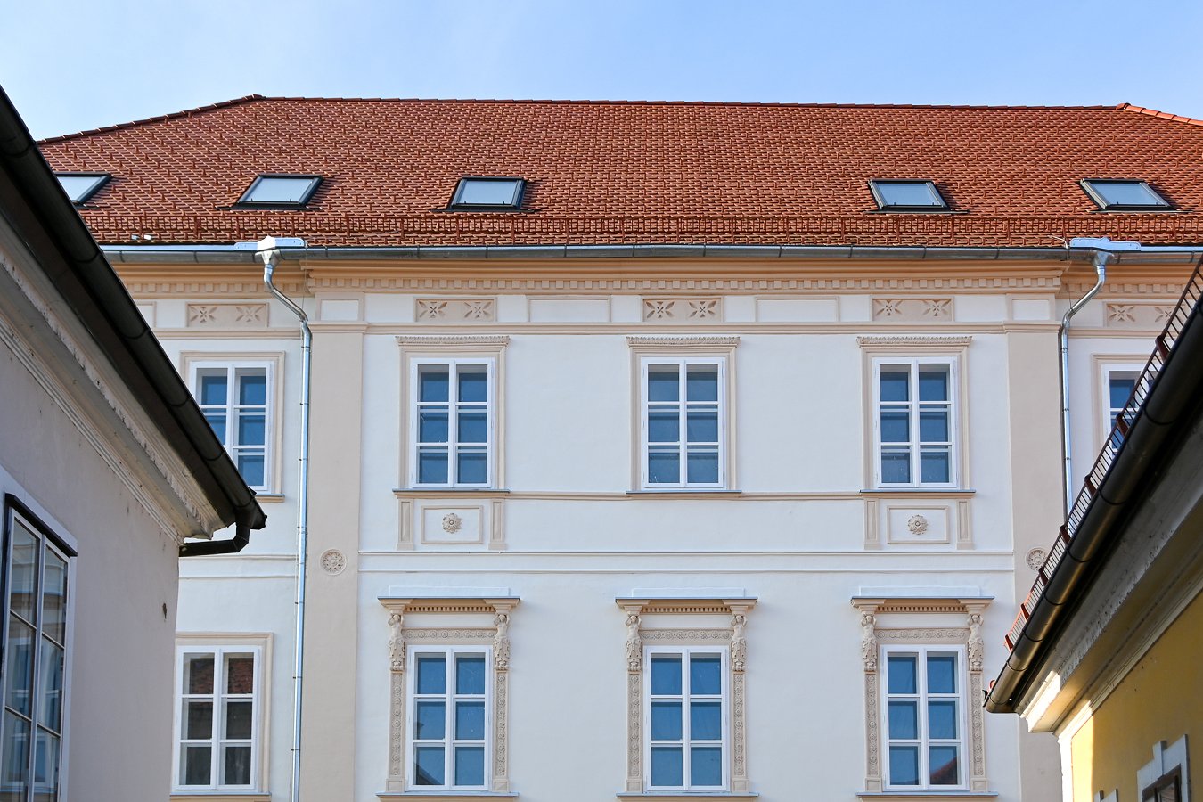 prenovljena fasada narodnega doma