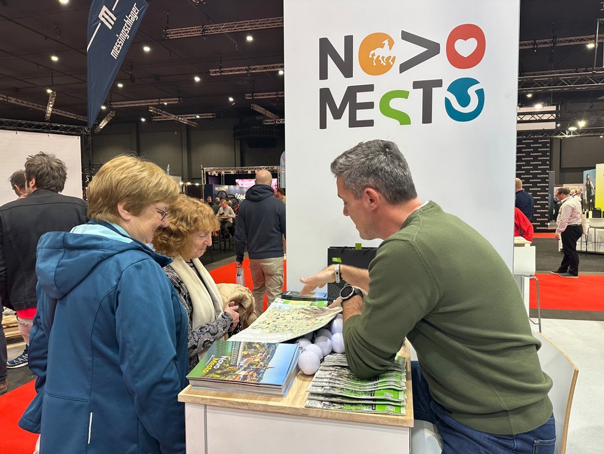 obiskovalci na stojnici Novega mesta