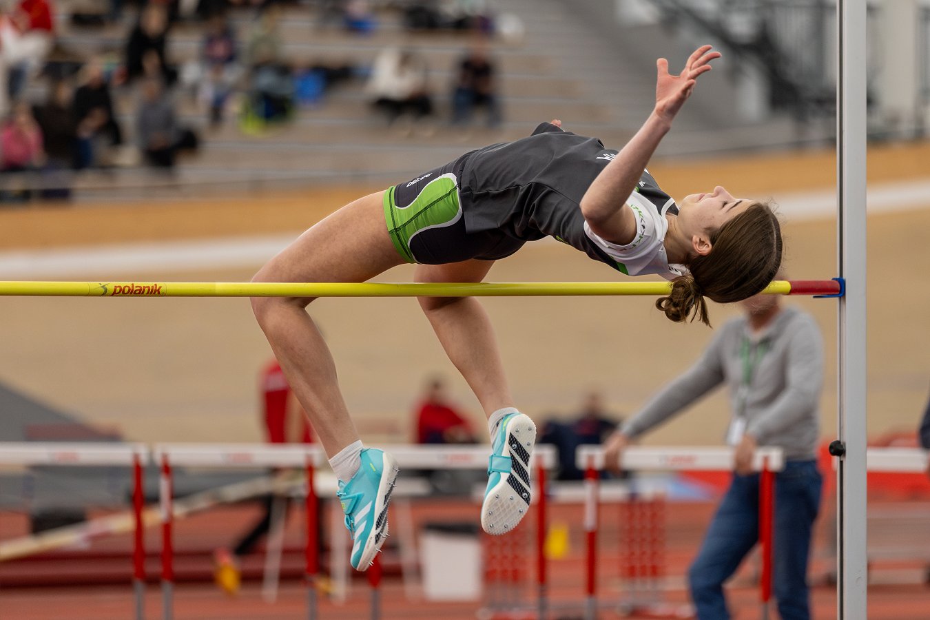 udeleženka atletskega tekmovanja med skokom v višino