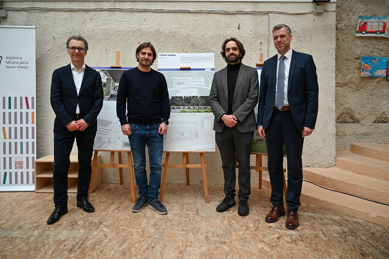 razstava arhitekturnih rešitev za polnilni park velikih moči Novo mesto Predstavljena arhitekturna rešitev polnilnega parka velikih moči Novo mesto