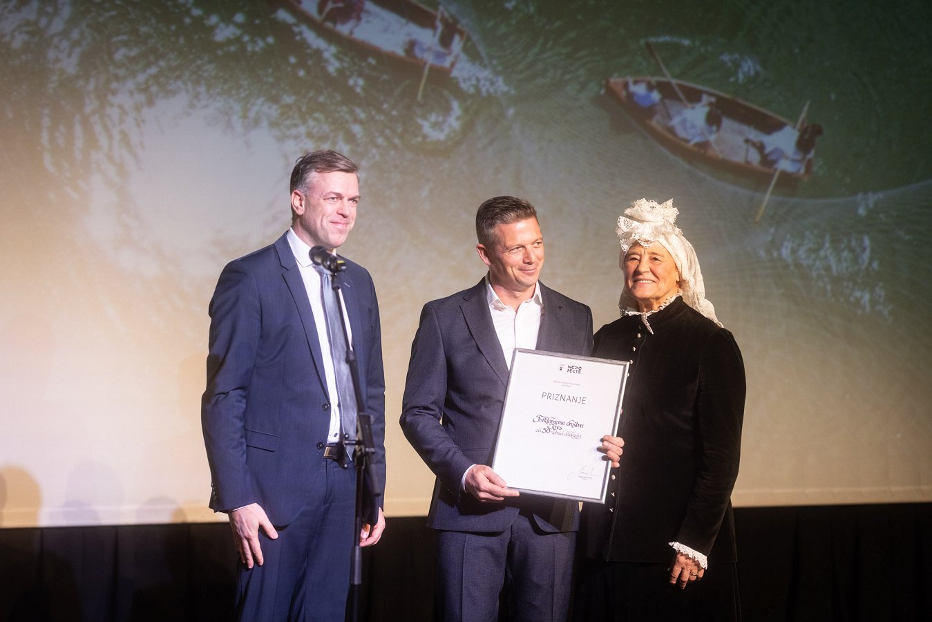 župan Gregor Maceodni je FD Kres podelil priznanje ob 50. obletnici delovanja župan Gregor Maceodni je FD Kres podelil priznanje ob 50. obletnici delovanja