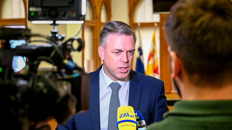 župan Gregor Macedoni med dajanjem izjave Ustanovitev javne univerze je velika priložnost za nadaljnje uresničevanje razvojne vizije Novega mesta