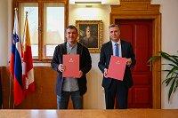 Župan Mestne občine Novo mesto Gregor Macedoni in Luka Pavlin, direktor družbe Pavlin inženiring, ob podpisu pogodbe za izgradnjo brvi in spremljajoče infrastrukturne ureditve ob Temenici.
