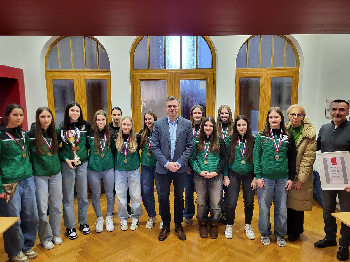  Župan Gregor Macedoni na rotovžu sprejel članice Ženskega rokometnega kluba Krka  