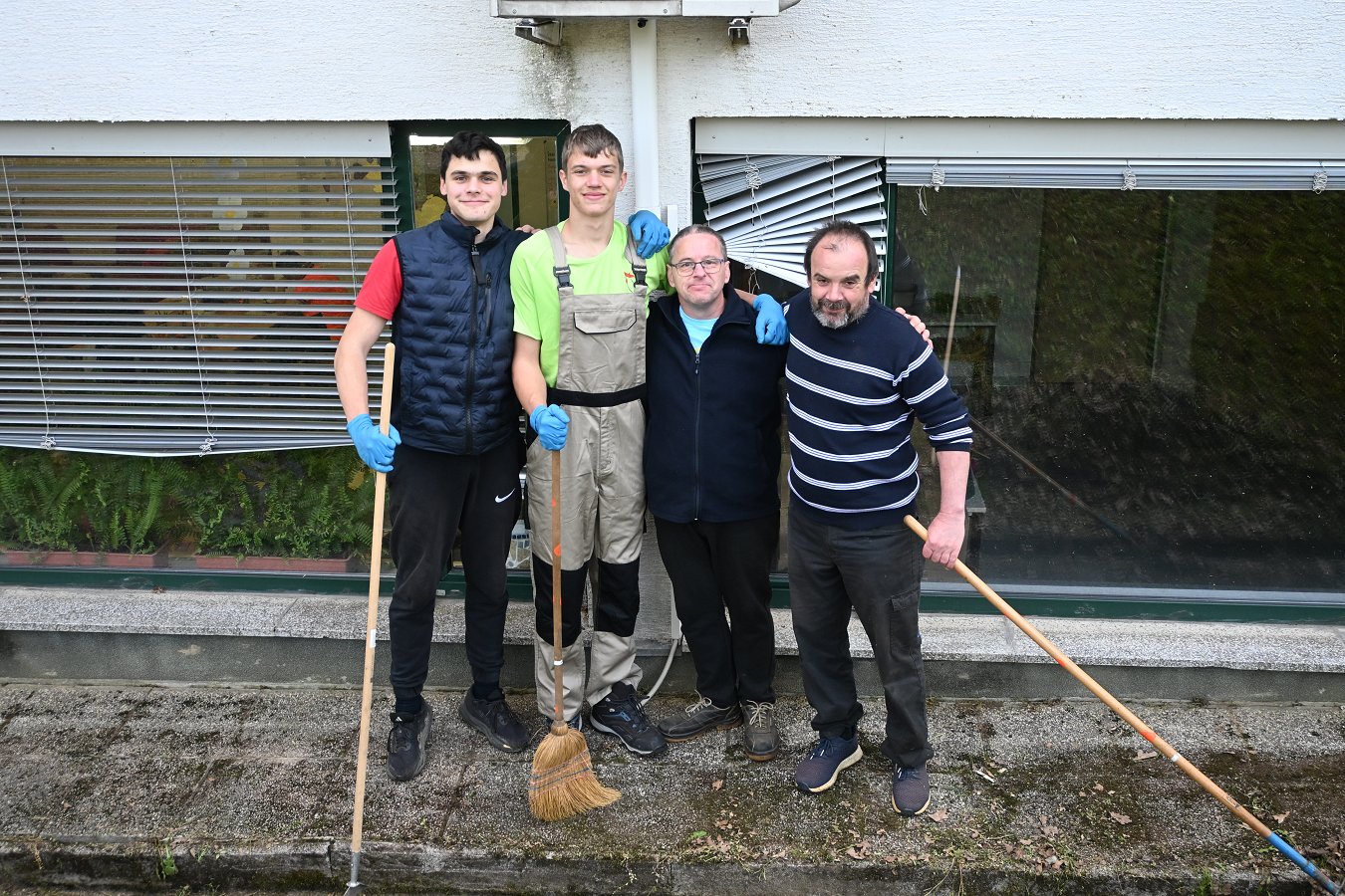 Skupinska fotografija prostovoljcev V Novem mestu uspešno izpeljan 17. Dan za spremembe