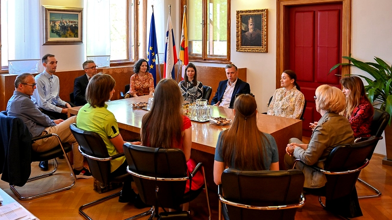 Srečanje s štipendistkami in štipendisti MO NM