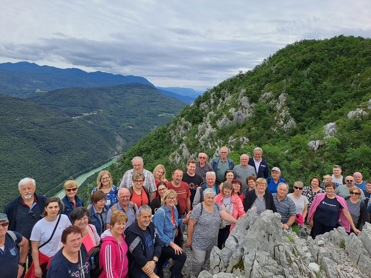 Na fotografiji so novomeški krvodajalci v Parku miru Sabotin