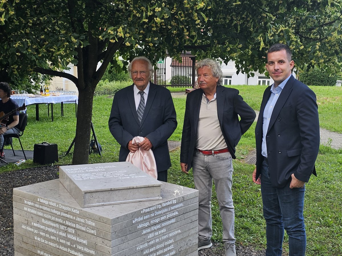 Svečano odkritje novega lista Rastoče knjige Odkritje novega lista Rastoče knjige Novega mesta posvečeno Dragotinu Ketteju