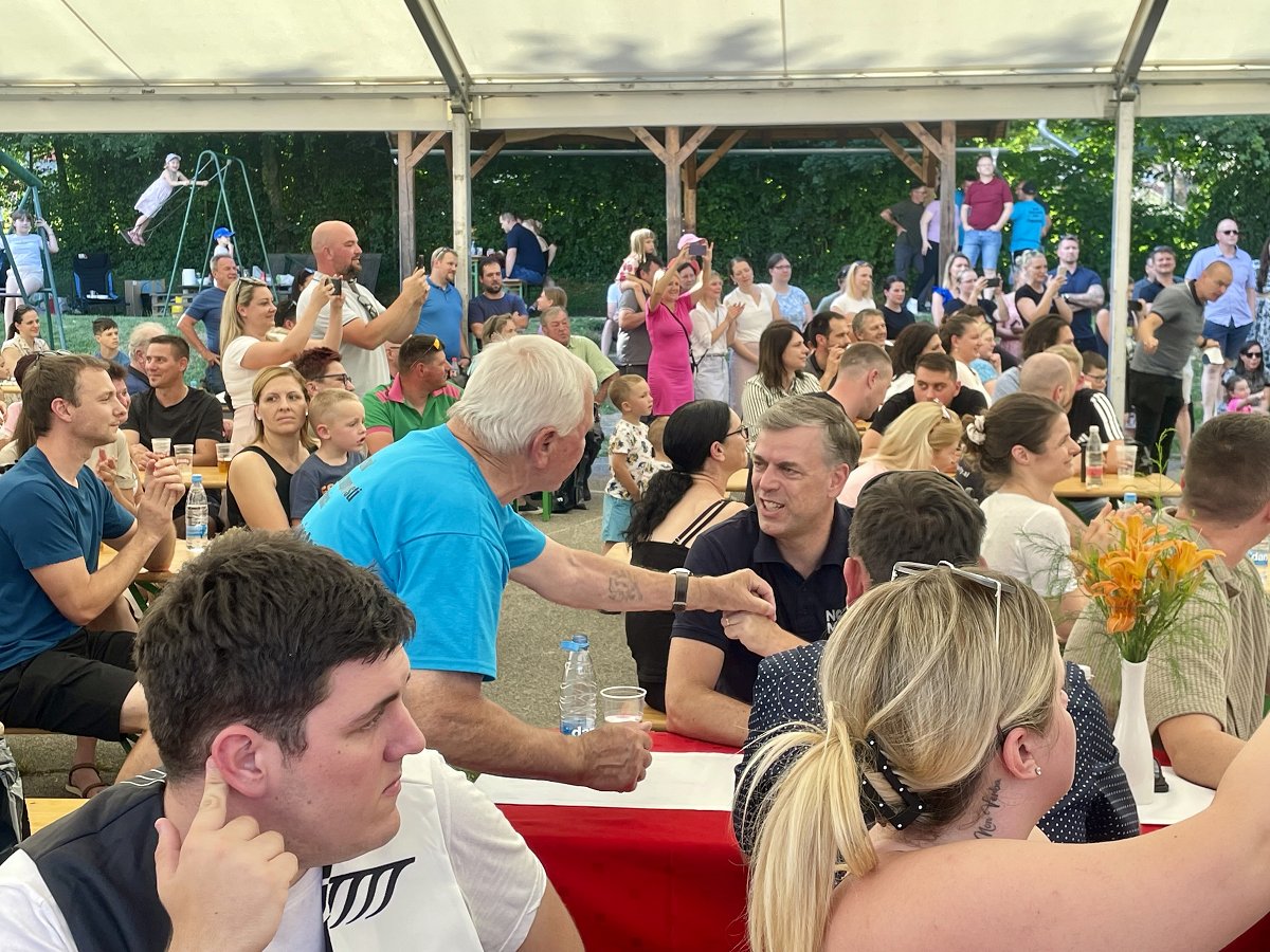 Na fotografiji je župan Gregor Macedoni na prazniku Krajevne skupnosti Otočec med pogovorom s krajanom Na Otočcu veselo ob prazniku krajevne skupnosti