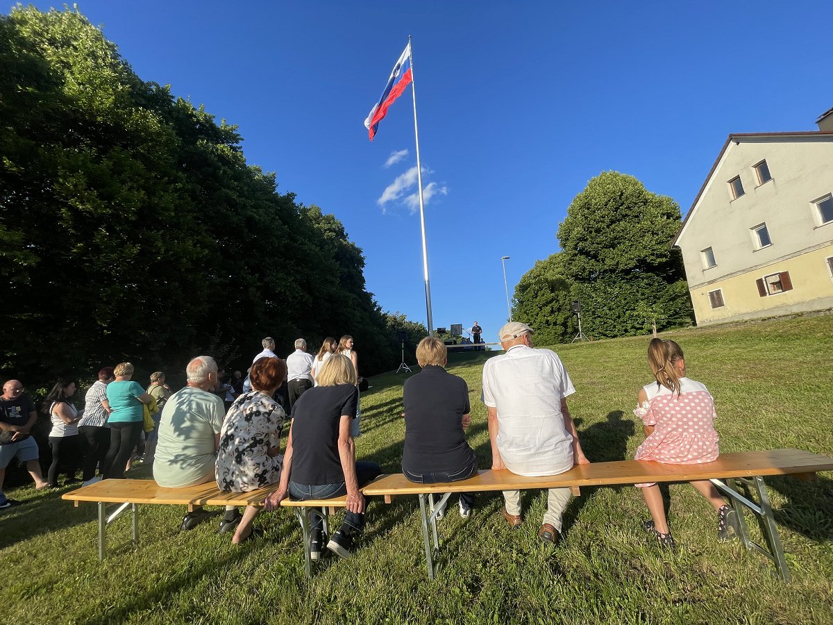 Na fotografiji je proslava ob Prazniku krajevne skupnosti Brusnice Brusnice v znamenju češenj in nove zastave velikanke