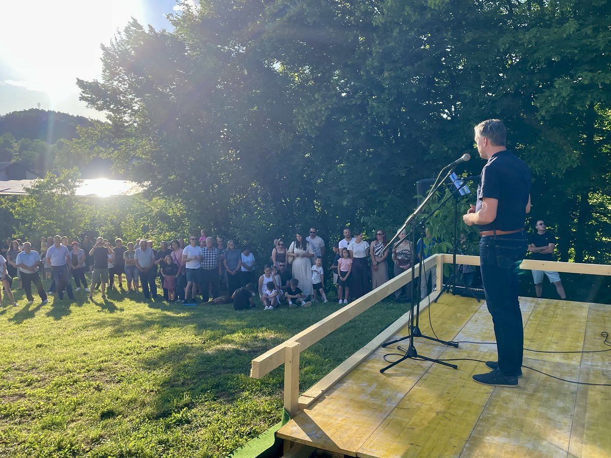 Na fotografiji je župan Gregor Macedoni med nagovorom na prazniku krajevne skupnosti Brusnice Na fotografiji je župan Gregor Macedoni med nagovorom na prazniku krajevne skupnosti Brusnice