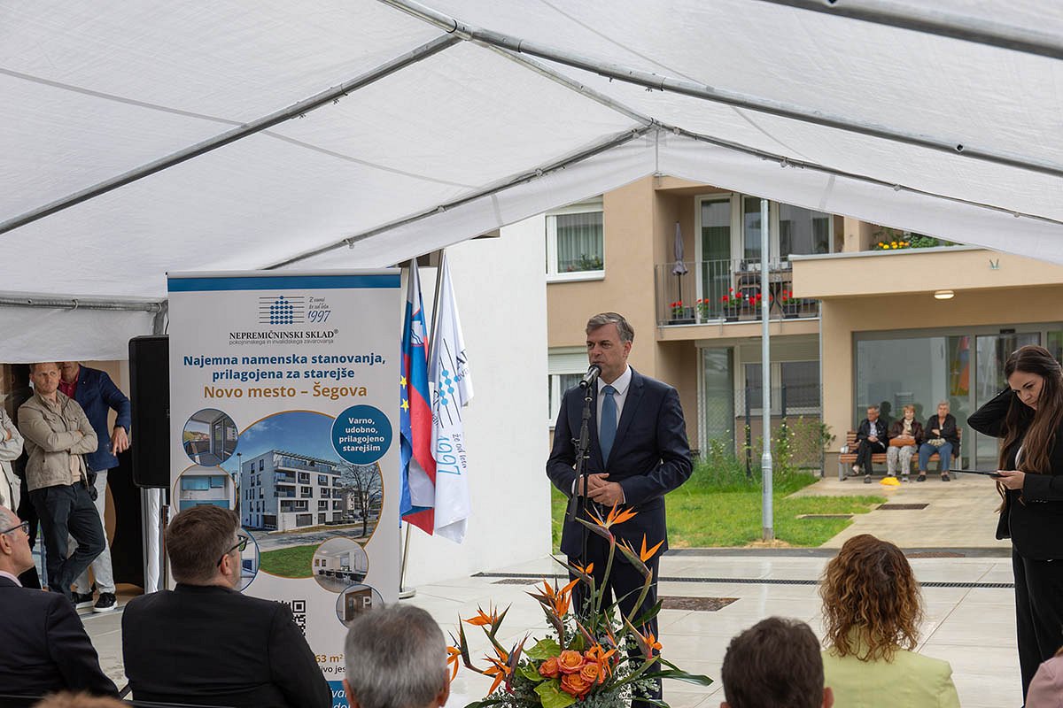 Na fotografiji je župan Gregor Macedoni med nagovorom ob otvoritvi stanovanj za starejše na Šegovi