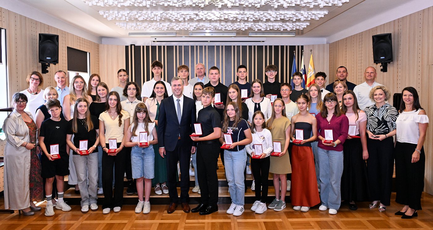 Na fotografiji je župan Gregor Macedoni z učenci, ki so prejeli županove petice, ter njihovimi mentorji Županove petice najboljšim učenkam, učencem in športnikom