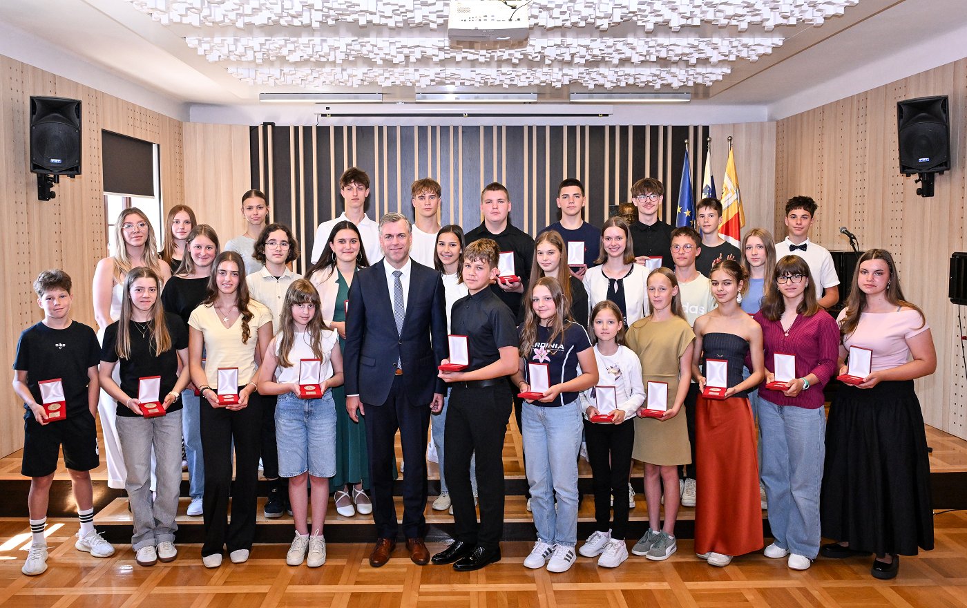 Na fotografiji je župan s prejemniku nagrad Županove petice Županove petice najboljšim učenkam, učencem in športnikom
