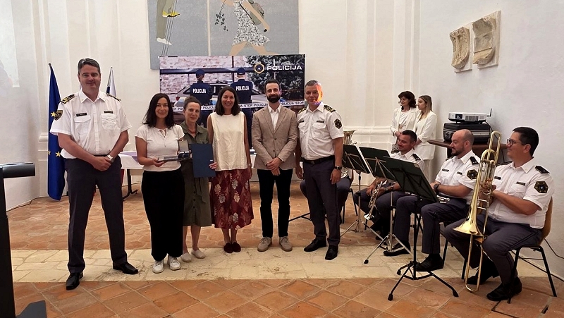 Na fotografiji so novomeški policisti in predstavnice Knjižnice Mirana Jarca Novo mesto ob prejemu srebrnega znaka policije