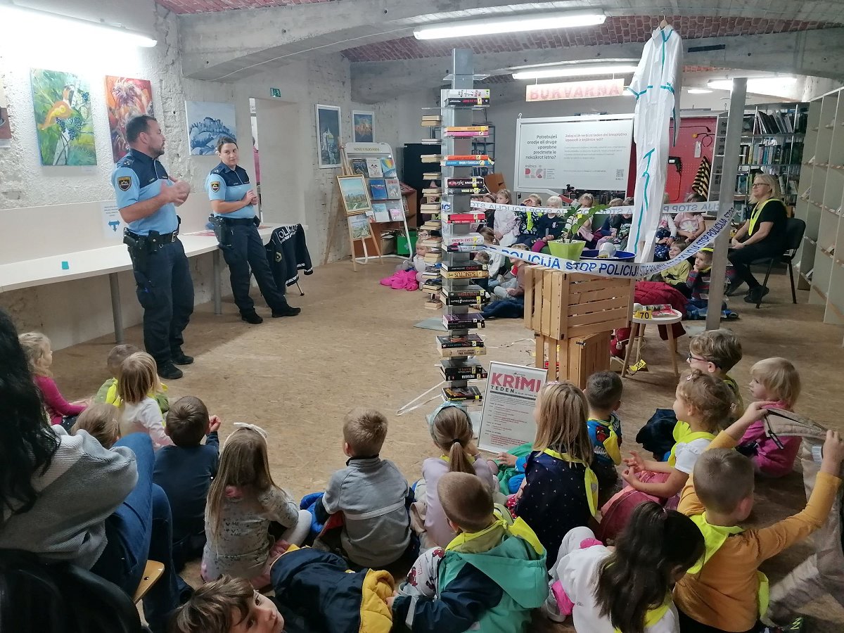 Na fotografiji so novomeški policisti med nagovorom mladim, ki so se udeležili Krimi tedna v knjižnici Na fotografiji so novomeški policisti med nagovorom mladim, ki so se udeležili Krimi tedna v knjižnici