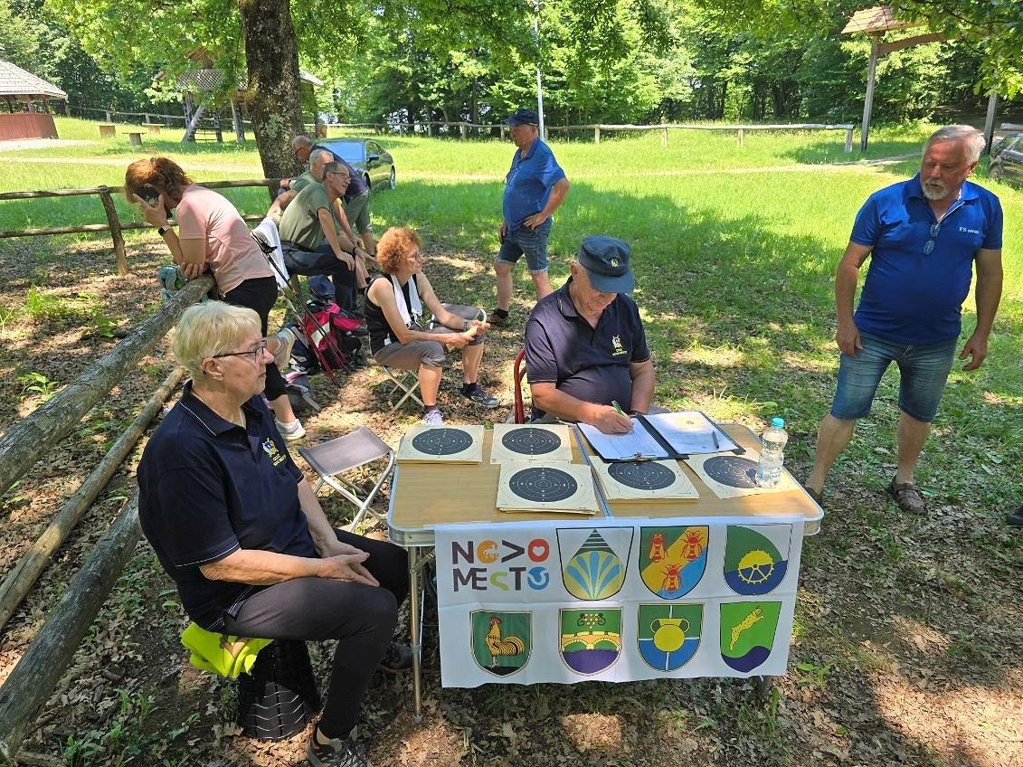 Na fotografiji je komisija strelskega tekmovanja Na fotografiji je komisija strelskega tekmovanja