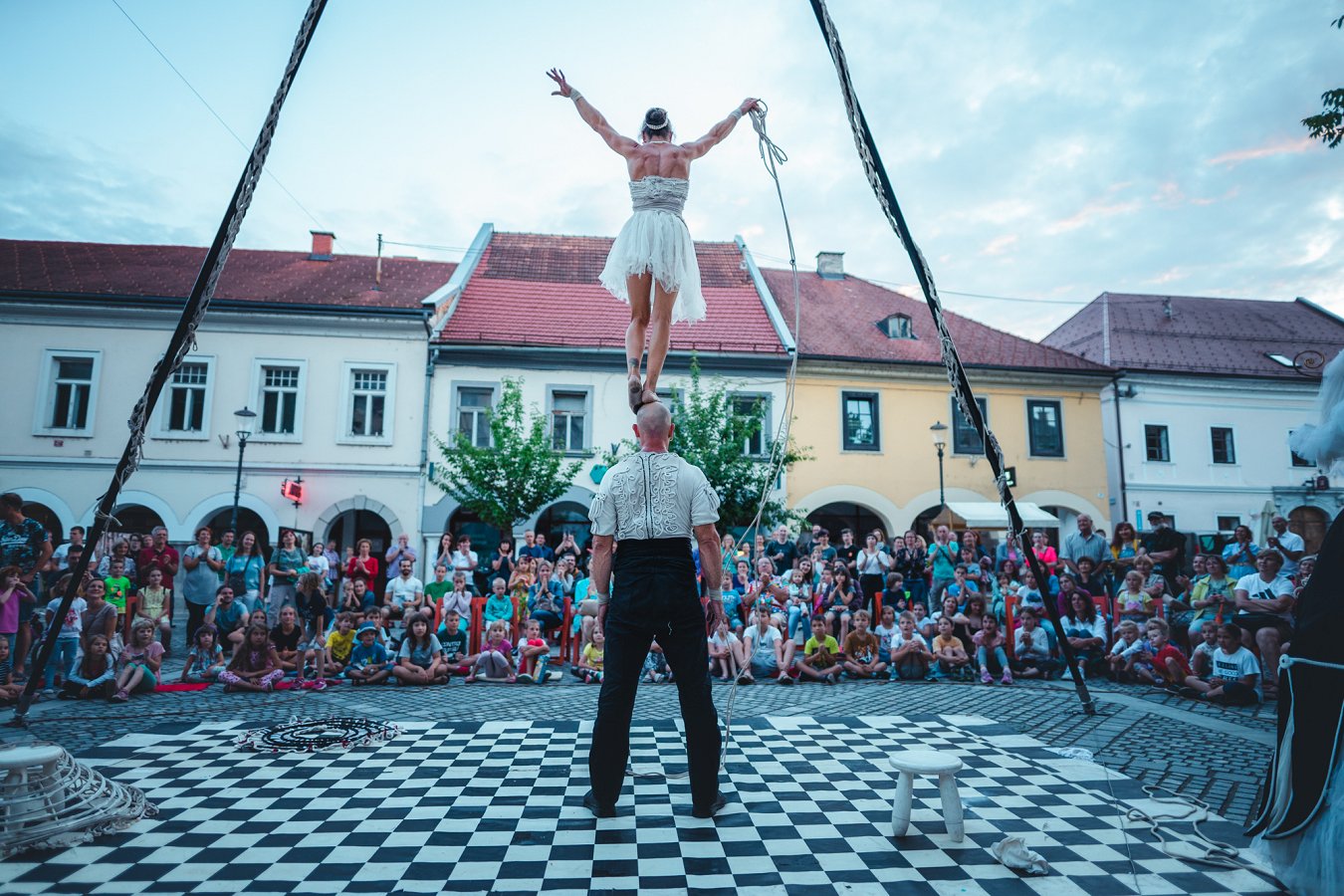 Na fotografiji sta dva akrobata na Glavnem trgu, ki sta nastopila 2025 v okviru festivala Rudi Potepuški