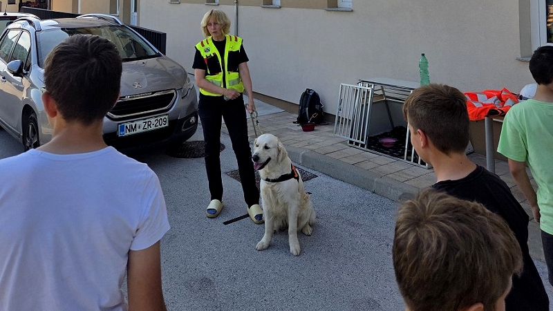  Reševalni kužki na Uršnih selih