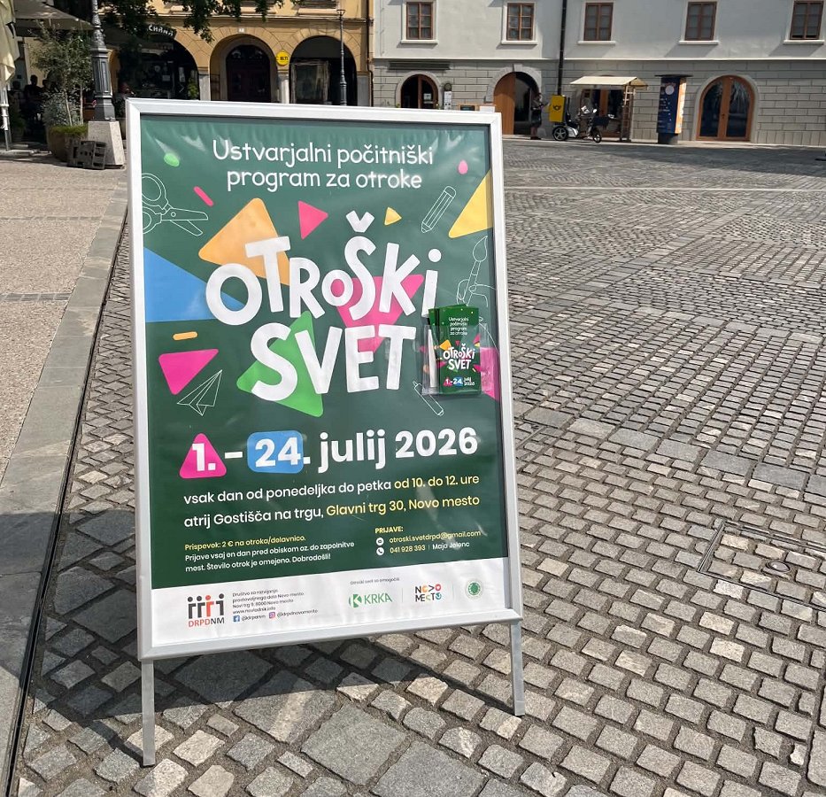 Na fotografiji je plakat na Glavnem trgu s predstavitvijo programa delavnic Otroški svet Na fotografiji je plakat na Glavnem trgu s predstavitvijo programa delavnic Otroški svet