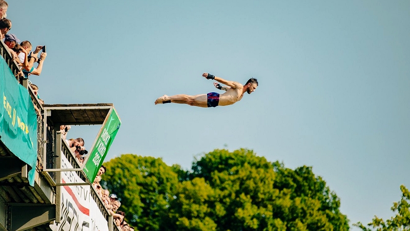 Na fotografiji je skakalec s Kandijskega mostu
