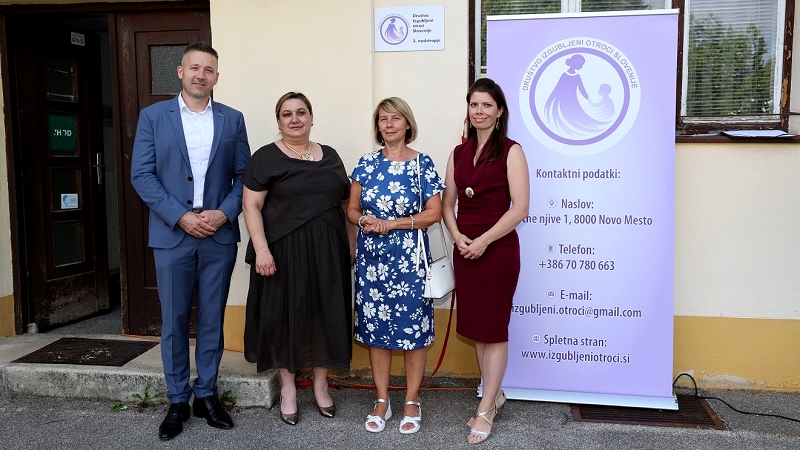 Na fotografiji so predsednica društva Izgubljeni otroci Slovenije, direktorica občinske uprave Jana Bolta Saje in ostali udeleženci otvoritve pred vhodom v nove prostore društva Društvo Izgubljeni otroci Slovenije odprlo nove prostore