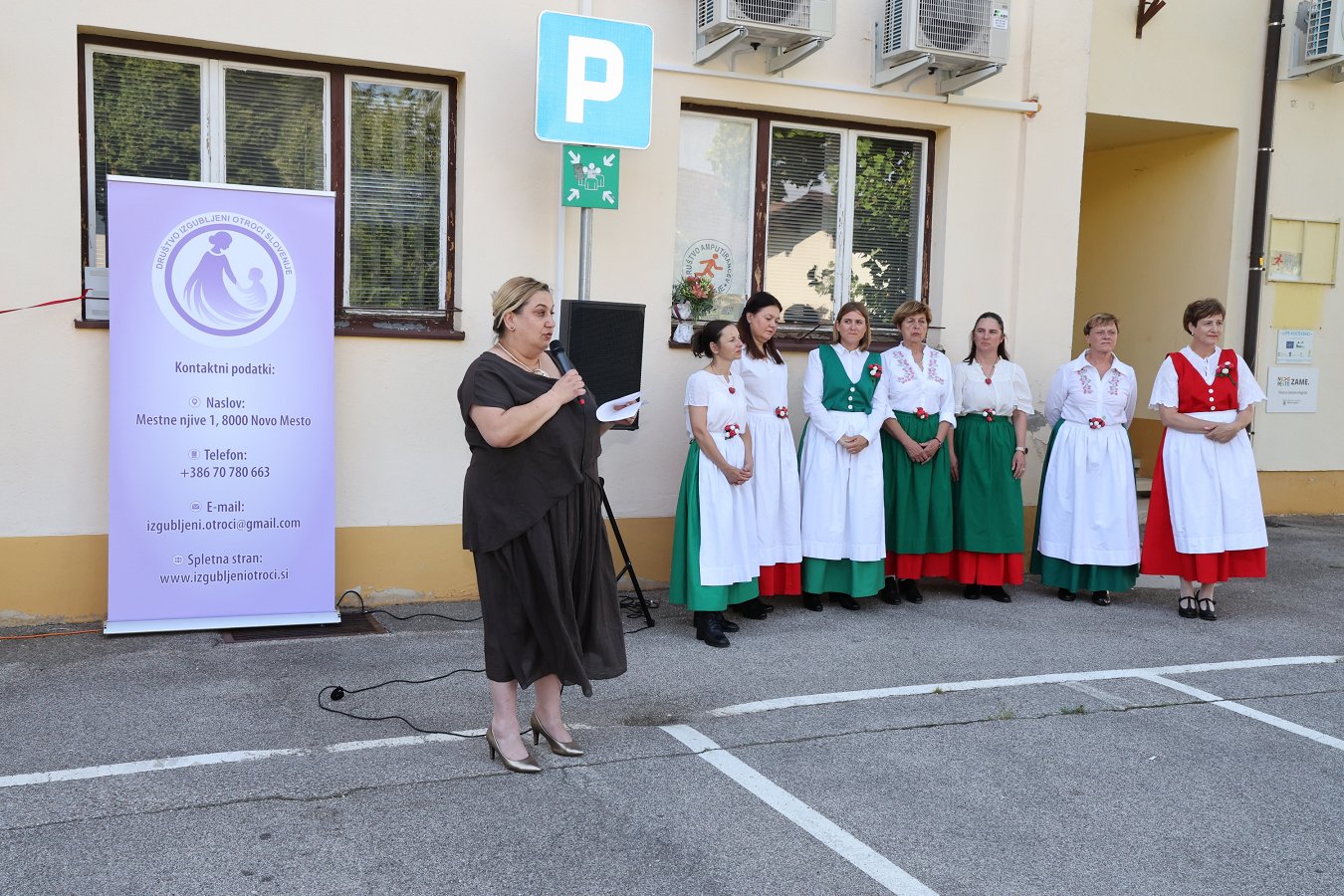 Na fotografiji je predsednica društva Izgubljeni otroci Slovenije med nagovorom