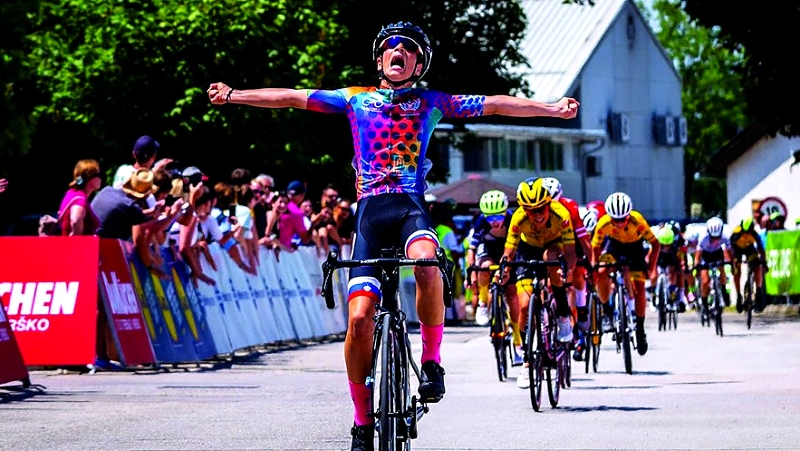 Na fotografiji je plakat Kids Tour of Slovenia