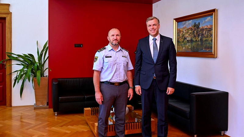 Na fotografiji sta župan Gregor Macedoni in direktor Policijske uprave Dejan Kink