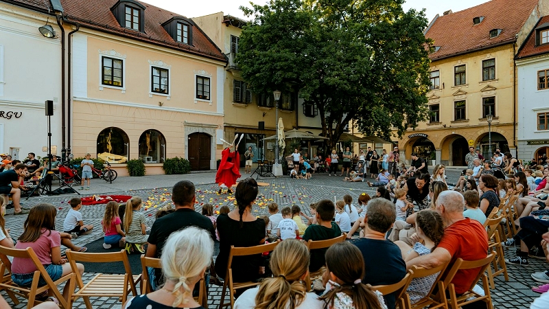 Rudi Potepuški Festival Rudi Potepuški oživil Glavni trg v Novem mestu