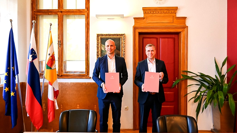 Na fotografiji sta župan Macedoni in direktor CGP Gosenca Podpisana pogodba za začetek gradnje Urbanega parka Loka